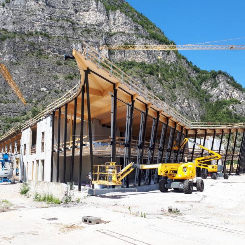 Costruzione di un edificio produttivo con blocco uffici 